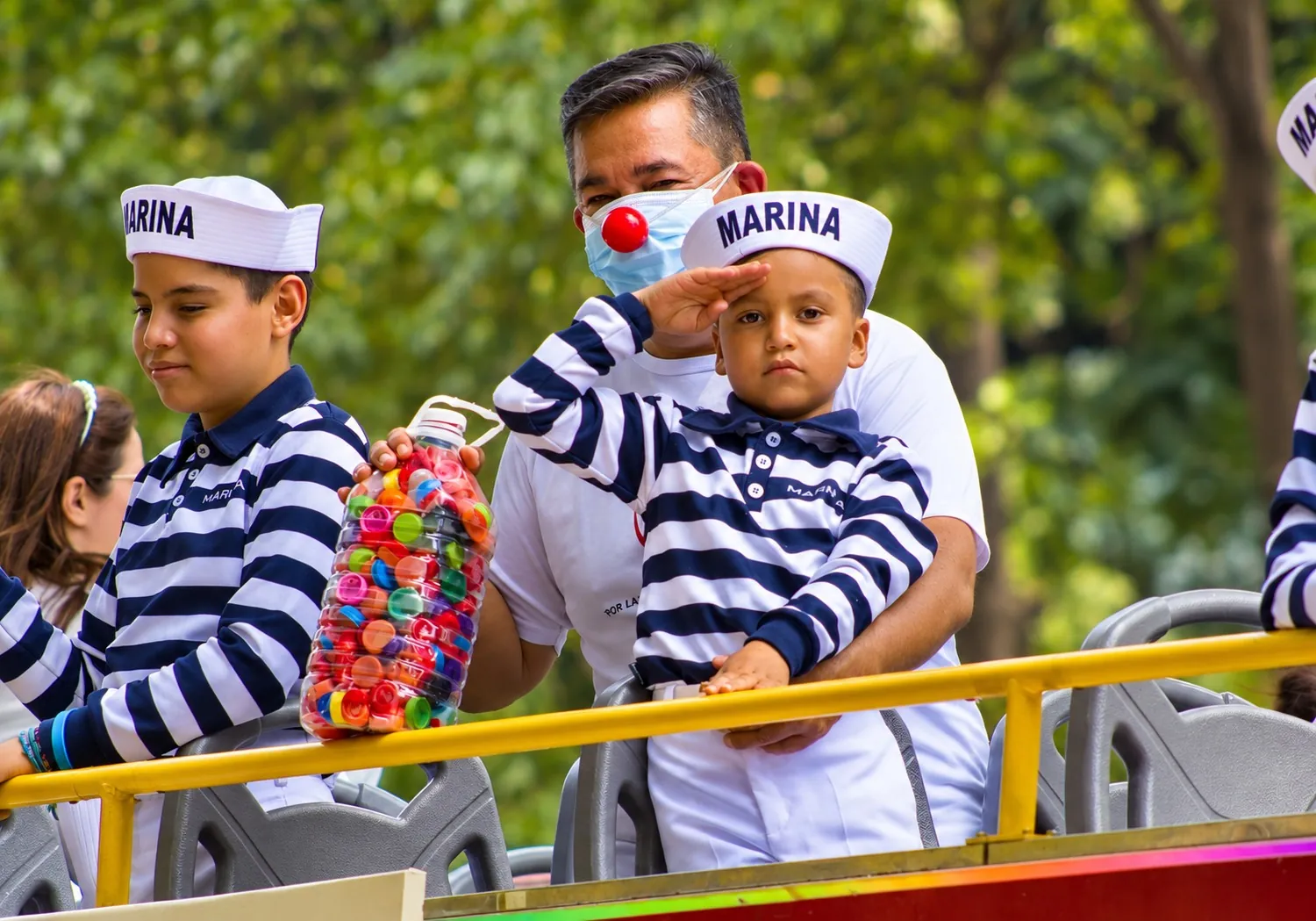 Niños del programa Marinos Honorarios junto a Dr. Estrellín