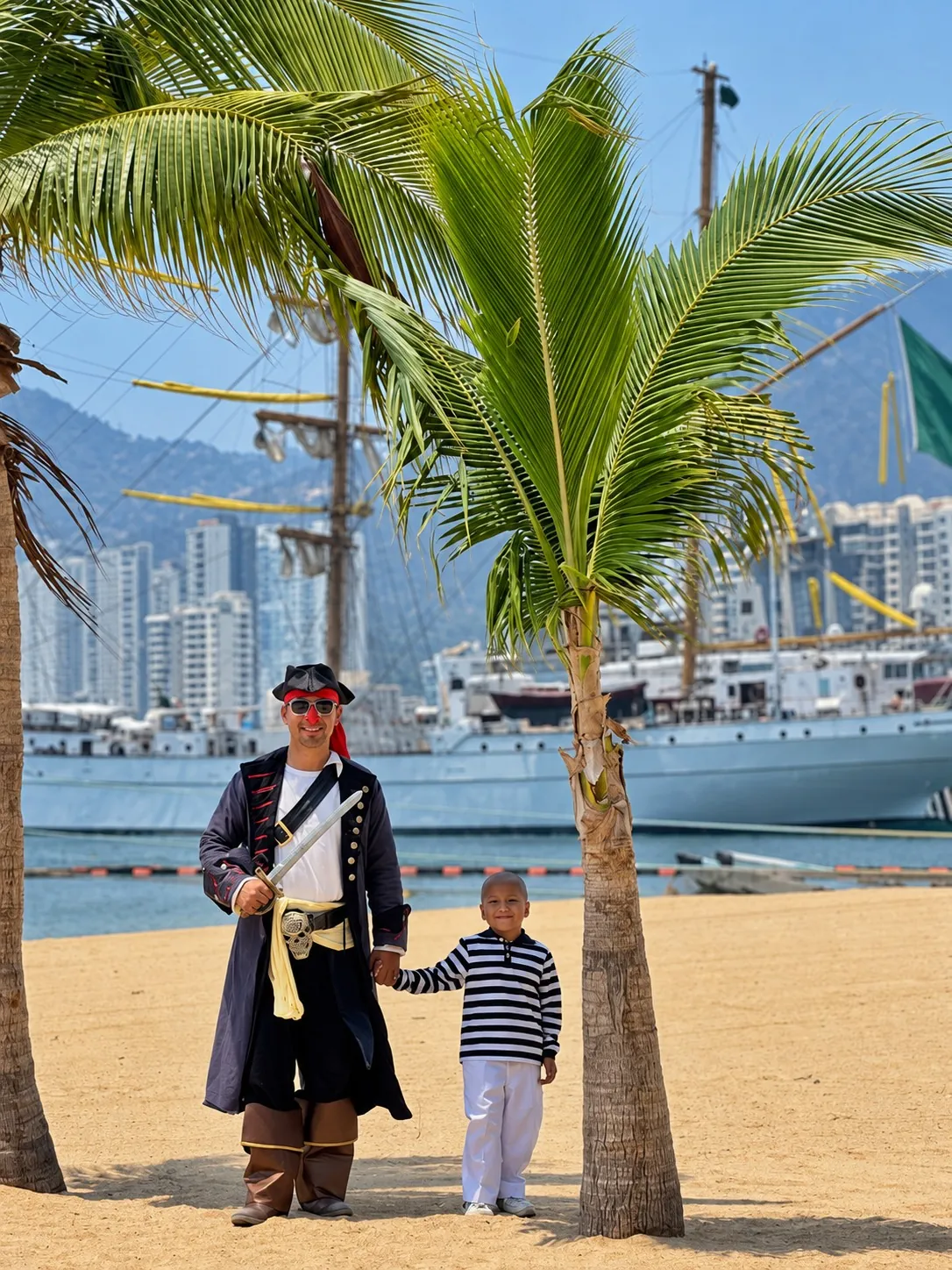 Niño vestido de pirata junto a Dr. Estrellín en la playa