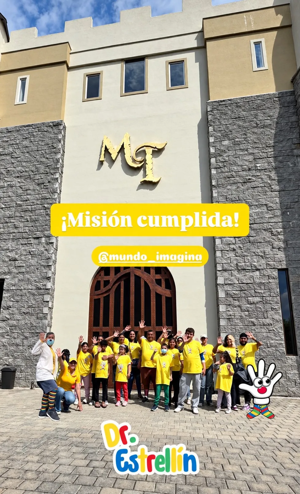 Niños celebrando una misión cumplida con Dr. Estrellín